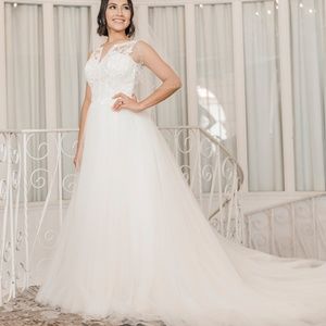 Wedding dress. Petty coat and veil